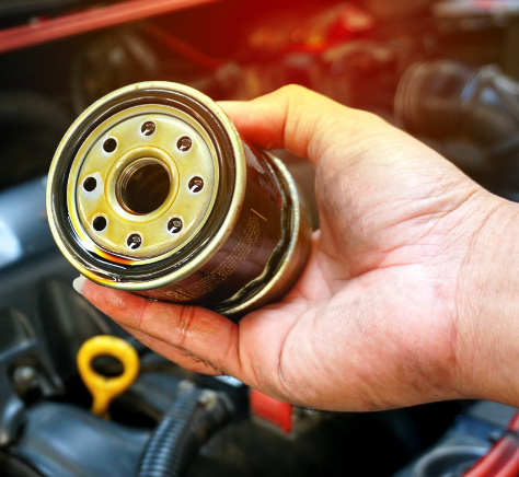 Auto mechanic change oil filter